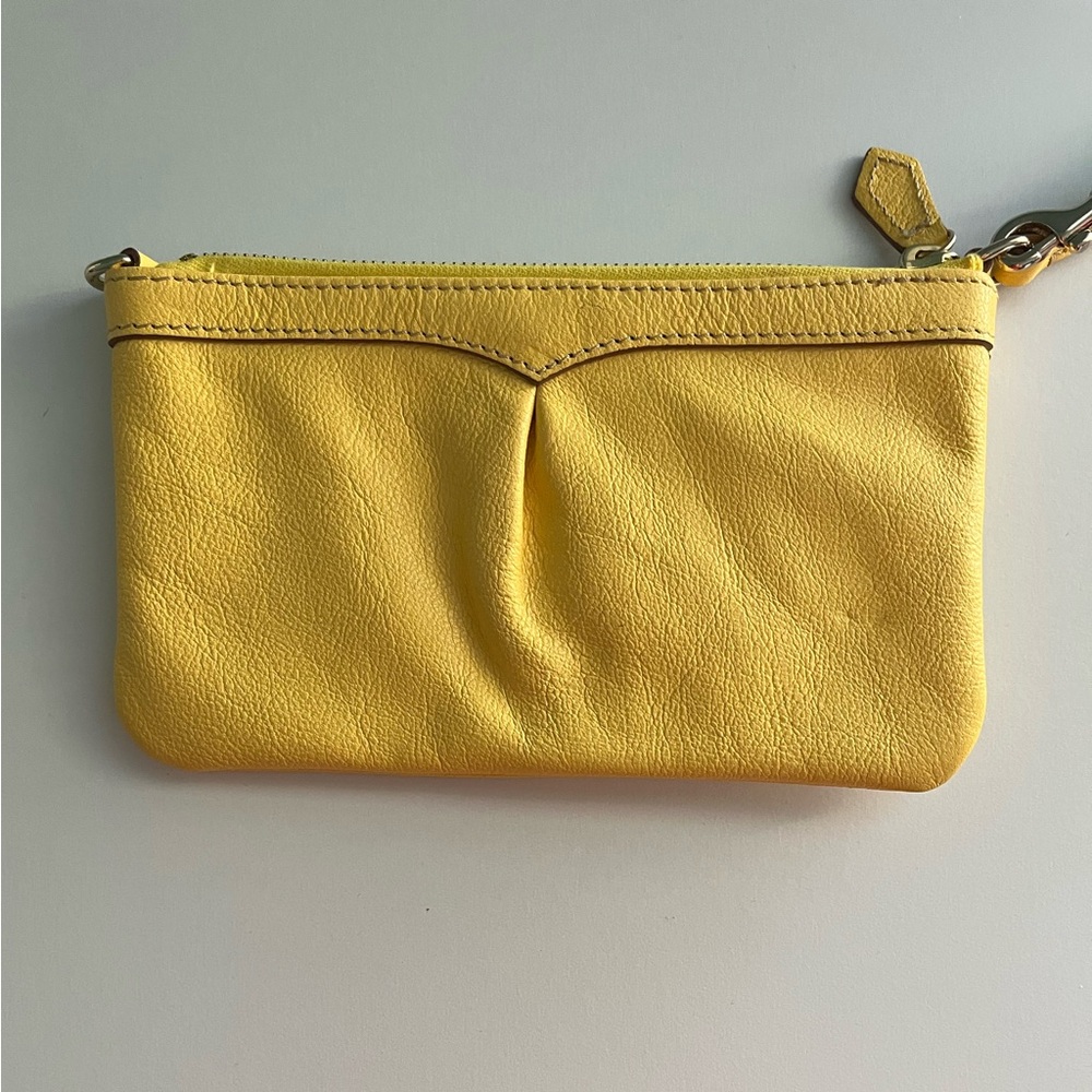🌸Dooney & Bourke Pale Yellow Pebbled Leather Wristlet - Picture 2 of 5
